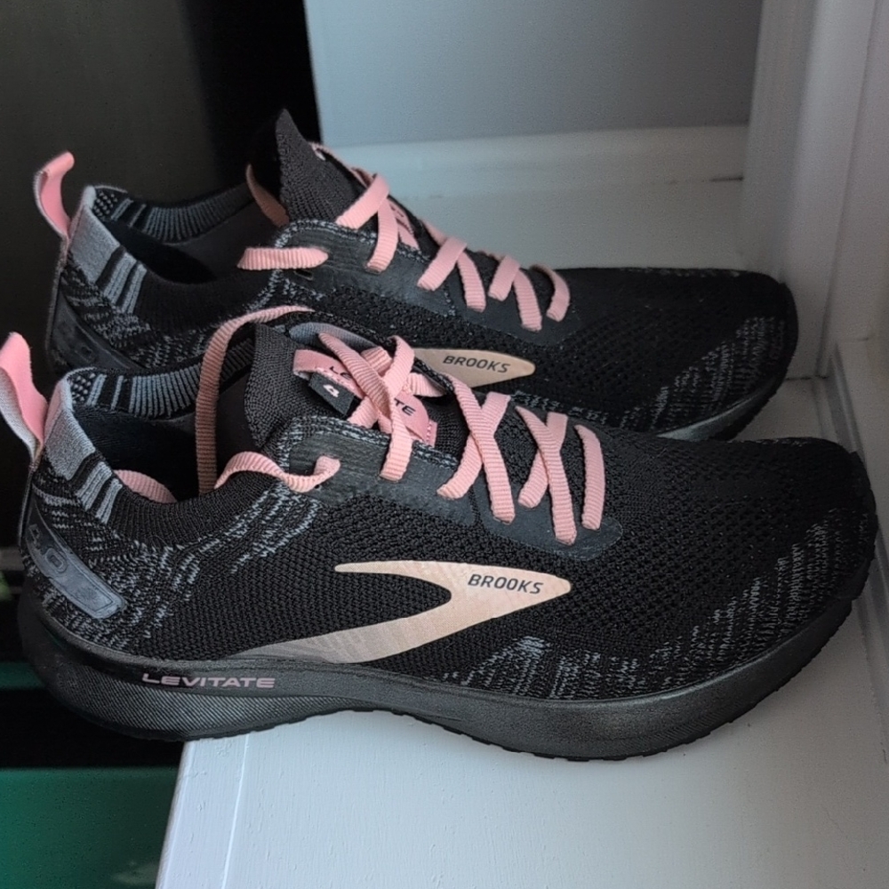 Brooks Women's Black and Pink Levitate